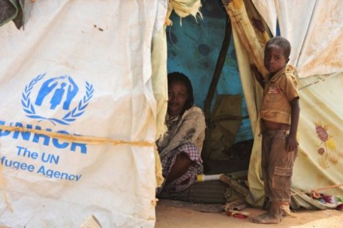 Un enfant du Nord-Mali se tient à l'extérieur d'une tente au camp de réfugiés des Nations unies de