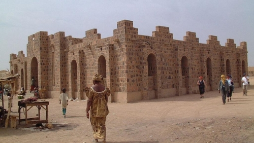 (c) wikipedia: Maison des artisans de Kidal, au nord-est du Mali.